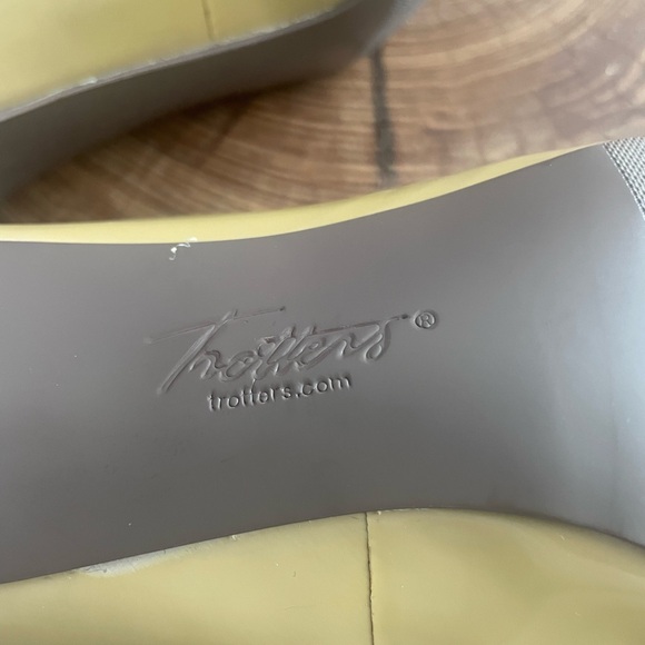 Timeless NUDE Patent Leather Kitten Heels 8-1/2 WIDE:  Trotters Paulina - Picture 3 of 6